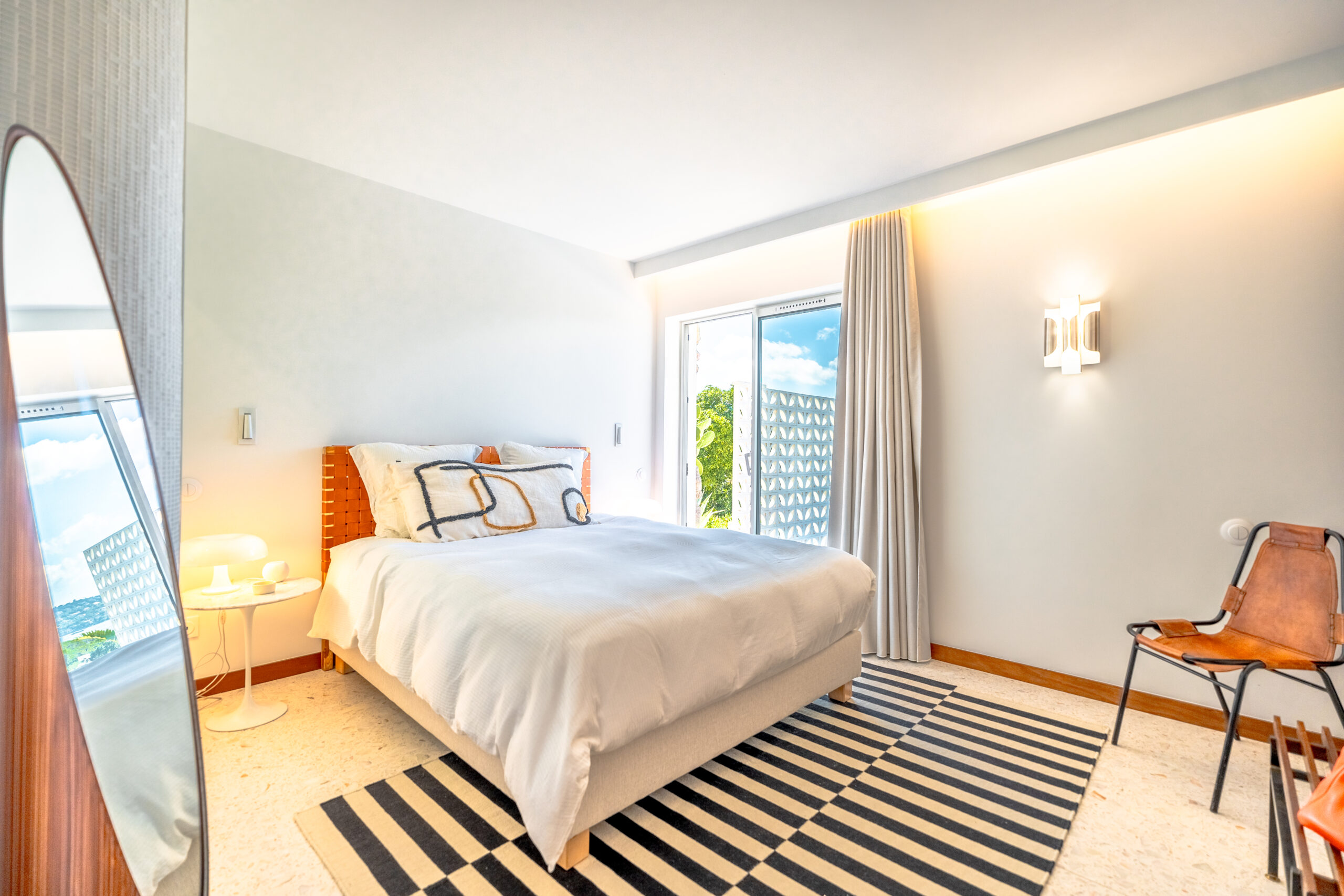 Suite master avec vue mer de la villa Palm Dreams à Grimaud