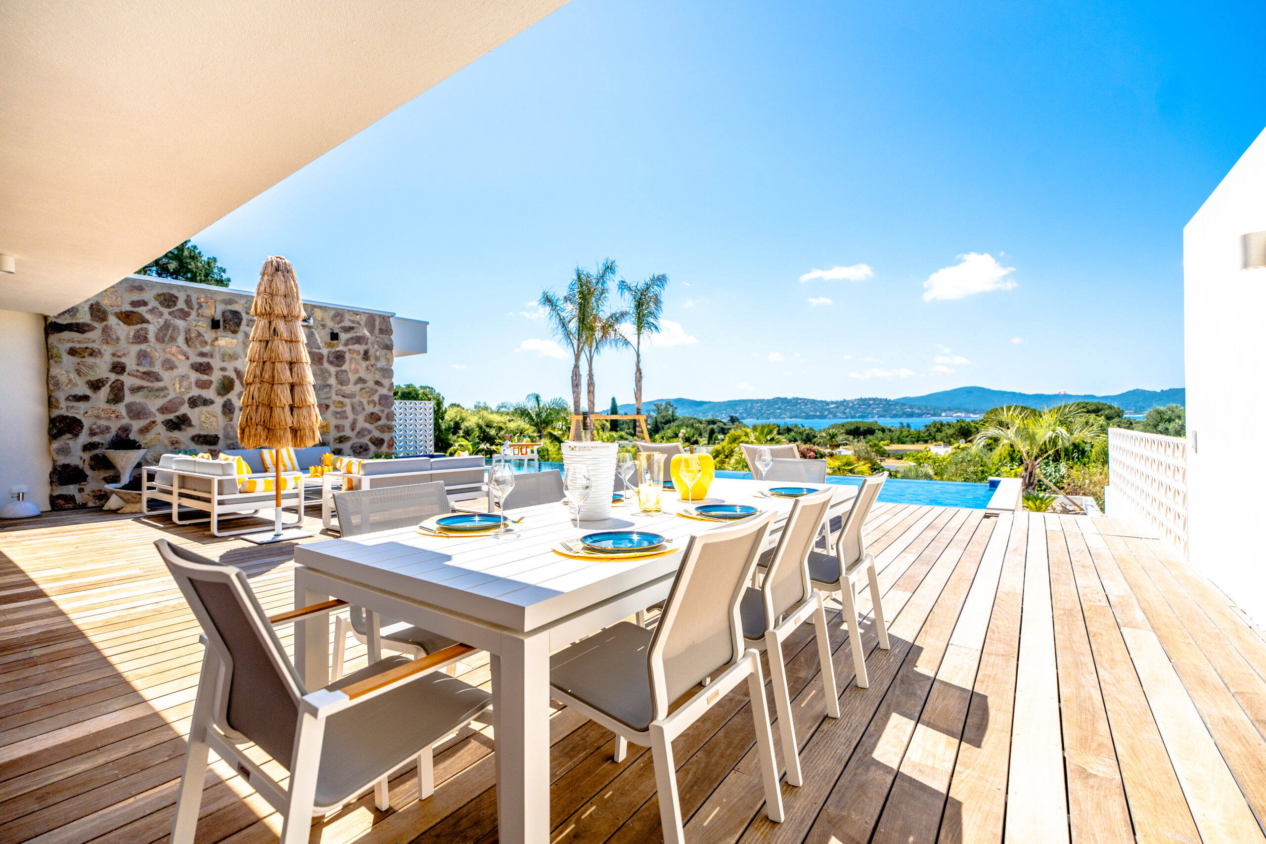 Grande terrasse avec vue mer de Palm Dreams à Grimaud