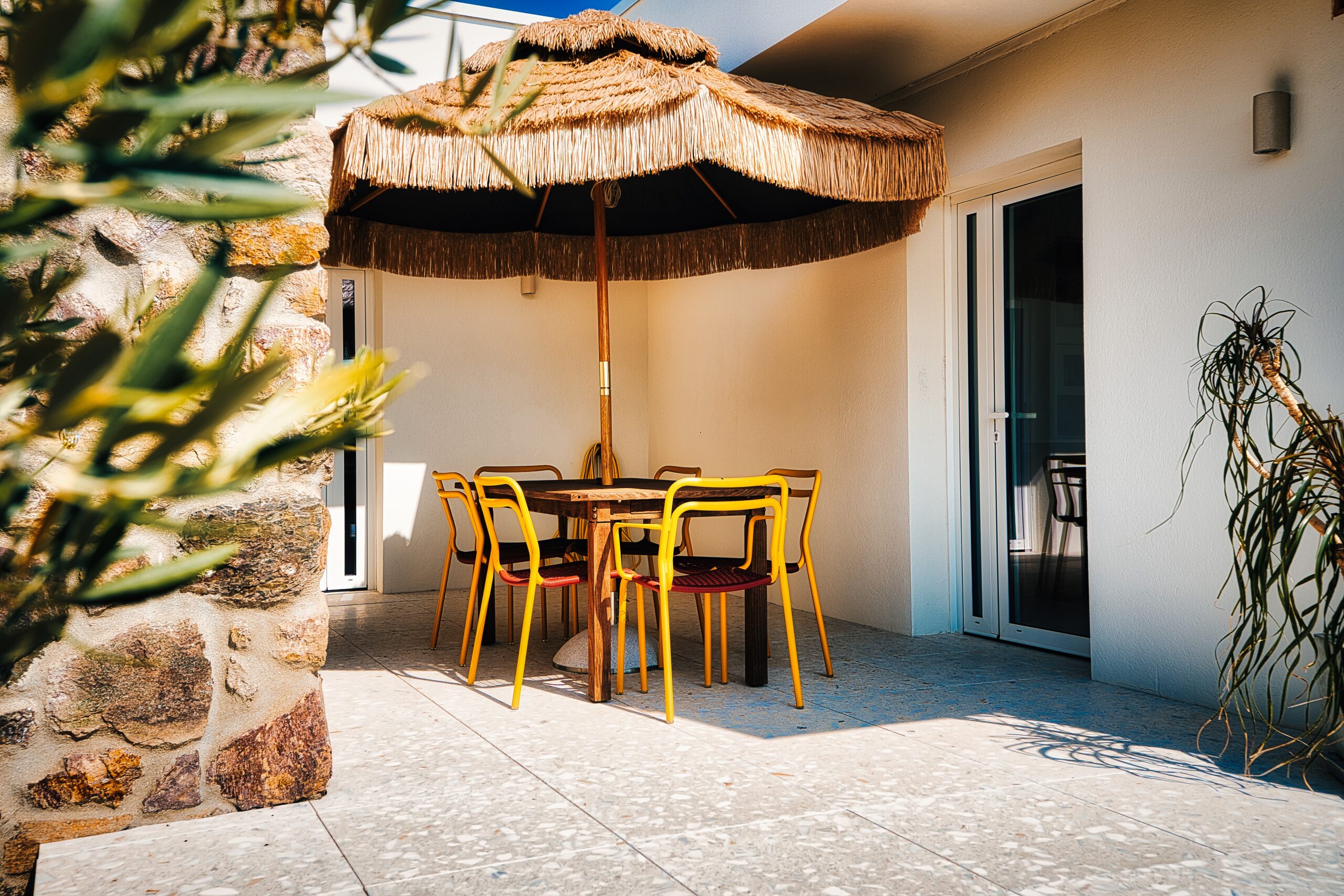 Terrasse extérieure de Palm Dreams idéale pour le petit-déjeuner